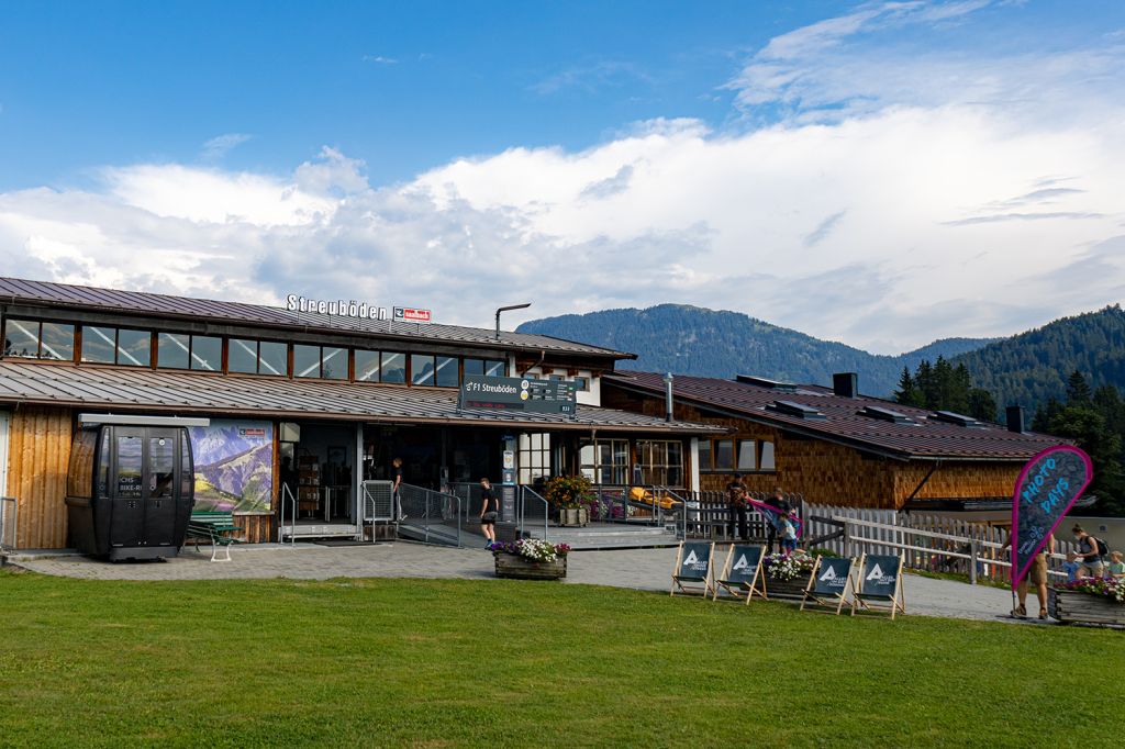 Die Talstation  - Die Talstation der Streubödenbahn liegt auf einer Höhe von 834 Metern. Es gibt einen sehr großen Parkplatz. An der Talstation liegt übrigens ein Bikepark. - © alpintreff.de - Silke Schön