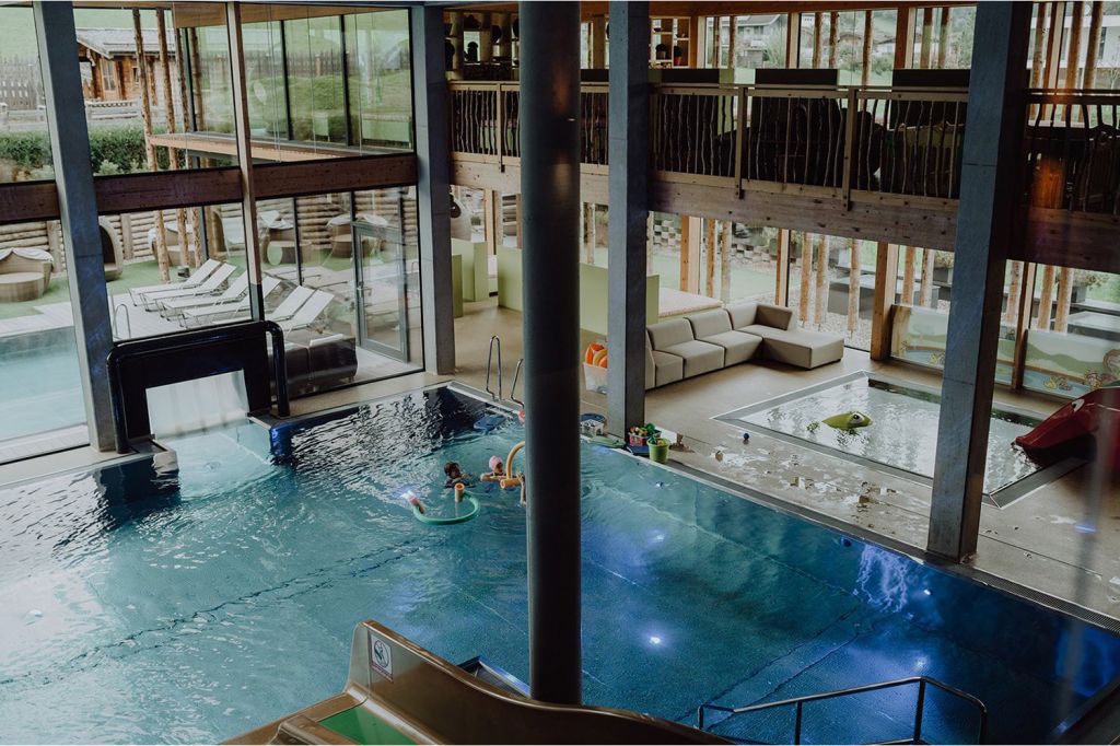 Pool Mia Alpina Zillertal - Zum Family-Wellnessbereich Woody’s Activity gehört unter anderem ein Indoorpool und ein Kinderbecken für die kleinen Gäste. - © Mia Alpina Zillertal Pool Mia Alpina Zillertal - Zum Family-Wellnessbereich Woody’s Activity gehört unter anderem ein Indoorpool und ein Kinderbecken für die kleinen Gäste. - © Mia Alpina Zillertal