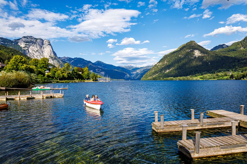 Steirisches Meer - Grundlsee - Der Bergsee mit dem glasklaren Wasser ist überaus hübsch anzusehen und im Sommer bei Badegästen beliebt, was ihm den Beinamen Steirisches Meer einbrachte.  - © alpintreff.de - Christian Schön