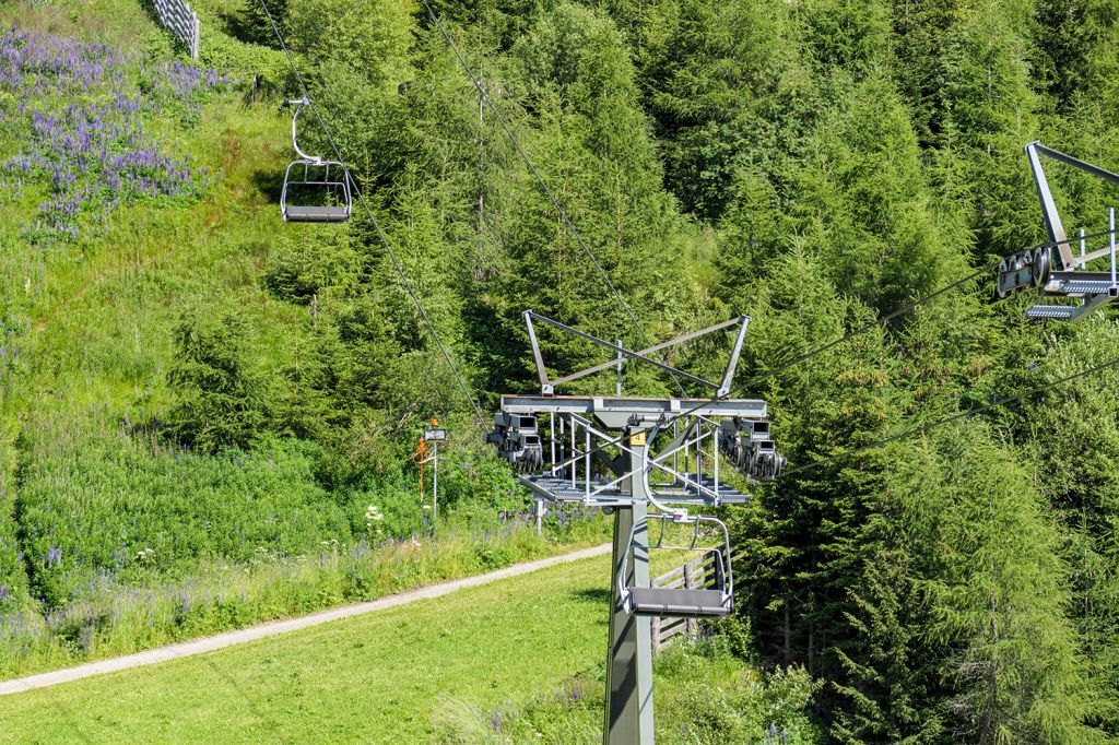 Fahrzeit Sesselbahn Aineck - Während der circa sechs Minuten langen Fahrt kannst Du die Landschaft so richtig genießen. - © alpintreff.de - Christian Schön Fahrzeit Sesselbahn Aineck - Während der circa sechs Minuten langen Fahrt kannst Du die Landschaft so richtig genießen. - © alpintreff.de - Christian Schön