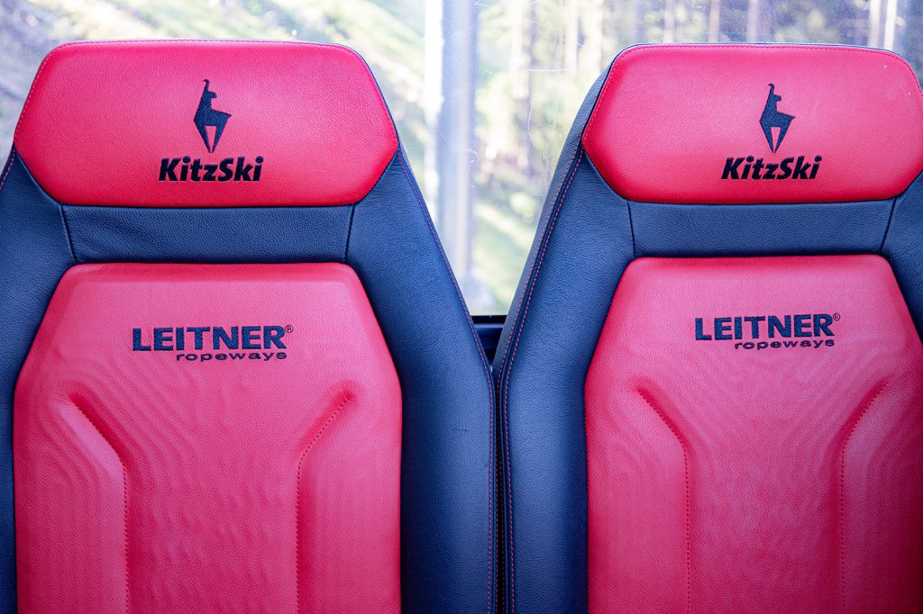 Sitze in den Gondeln der Fleckalmbahn - Die Gondeln der Firma Leitner verfügen über 10 sehr bequeme Sitze, welche im Winter <a href="https://www.alpintreff.de/2021/12/kitzski-beheizte-sitze-von-leitner/" target="_blank">intelligent beheizt</a> sind. Die Bahn fährt überaus leise und ruckelfrei. - © alpintreff.de - Silke Schön