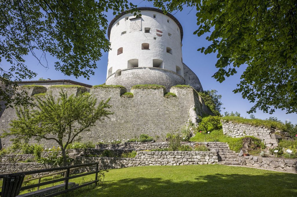 Wertvolle Pflanzen - So mächtig die Festung mit seinen Türmen thront, so großzügig ist auch der Kräutergarten. Etwa 100 verschiedene Pflanzenarten wachsen im Festungsgarten. - © TVB Kufsteinerland, Hannes Dabernig