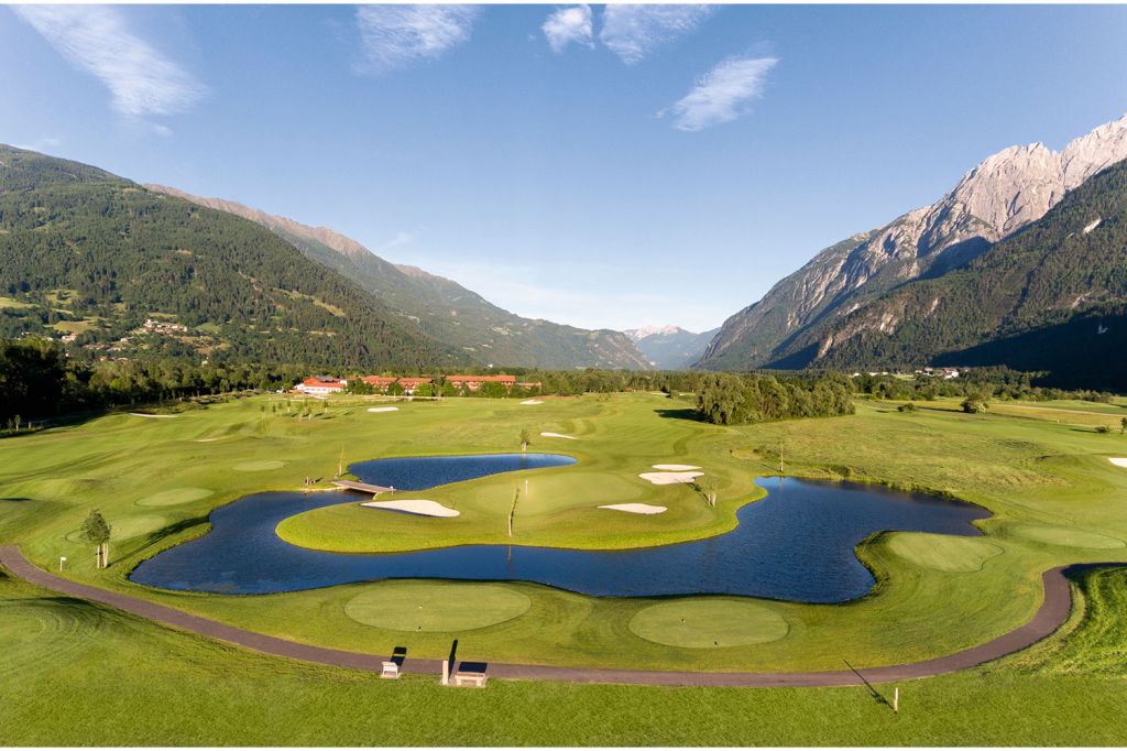 Aufgeteilt auf zwei Parcours - Er besteht aus zwei 18-Loch-Meisterschaftskursen auf überwiegend flachem Gelände. - © Dolomitengolf, Martin Lugger Aufgeteilt auf zwei Parcours - Er besteht aus zwei 18-Loch-Meisterschaftskursen auf überwiegend flachem Gelände. - © Dolomitengolf, Martin Lugger