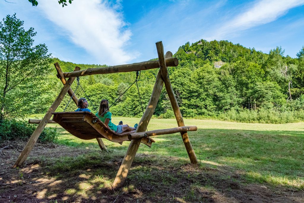 Schaukeln ohne Ende - Am Schiffsanleger Reifnitz in Maria Wörth geht es los. Der Slow Trail führt Dich an einigen markanten Wegpunkten in Maria Wörth vorbei, zum Beispiel an der Burgruine.  - © Wörthersee Tourismus, fatzi.at