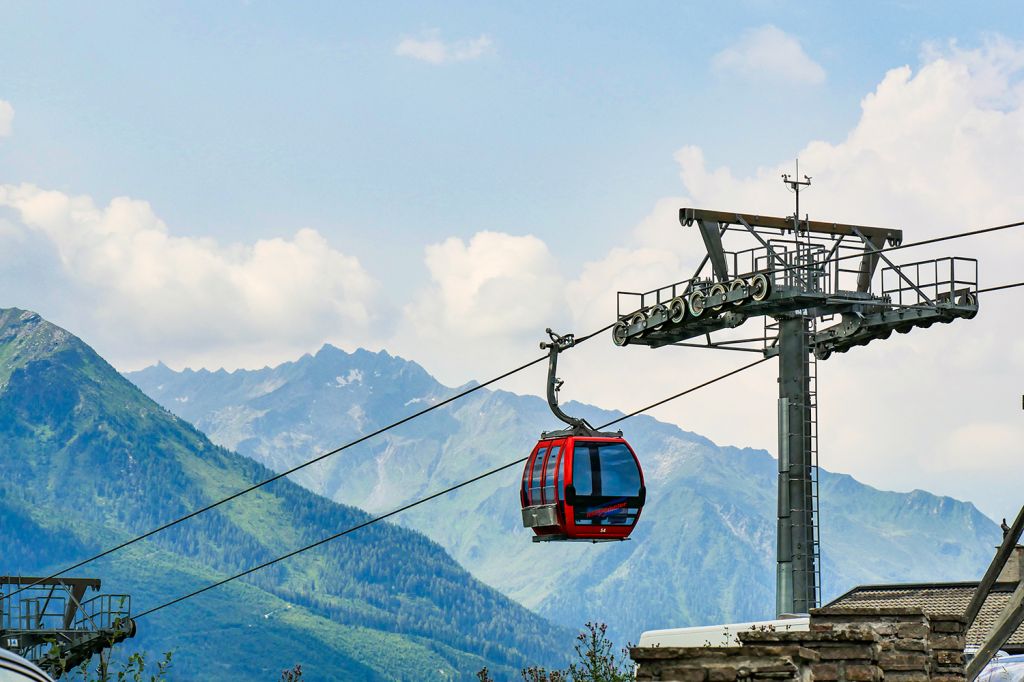 Rote Gondeln - Eine Gondel bietet Platz für acht Personen. Die Fahrzeit mit der ersten Sektion beträgt um die sechs Minuten. - © alpintreff.de - Christian Schön Rote Gondeln - Eine Gondel bietet Platz für acht Personen. Die Fahrzeit mit der ersten Sektion beträgt um die sechs Minuten. - © alpintreff.de - Christian Schön