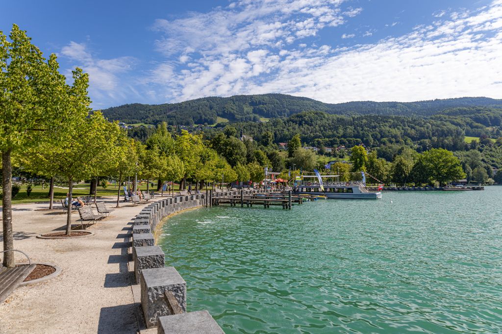 Seepromenade am Mondsee - An den Park schließt sich die Seepromenade an sowie die Schifffahrt. Zwischendurch kannst Du auf einer der vielen Sitzgelegenheiten ein Päuschen machen. - © alpintreff.de - Christian Schön Seepromenade am Mondsee - An den Park schließt sich die Seepromenade an sowie die Schifffahrt. Zwischendurch kannst Du auf einer der vielen Sitzgelegenheiten ein Päuschen machen. - © alpintreff.de - Christian Schön