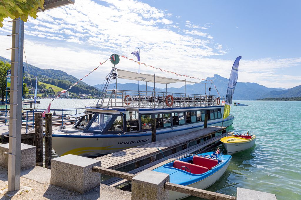 MS Herzog Odilo am Mondsee - Von Mai bis September gibt es mit der MS Herzog Odilo fünf tägliche Rundfahrten zum Guglhupfberg oder Kreuzstein. Zusätzlich sind Charter- und Veranstaltungsfahrten möglich.
 - © alpintreff.de - Christian Schön