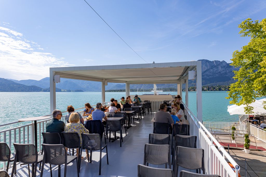 Bequem unterwegs auf dem Mondsee - Die MS Mondseeland bietet bequeme Sitzgelegenheiten und eine wirklich schöne Aussicht. - © alpintreff.de - Christian Schön