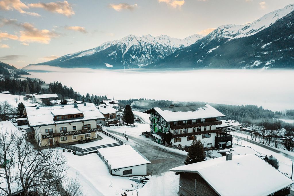 Hotel BergBaur - Neukirchen am Großvenediger - Das außergewöhnliche Crazy-Farming-Hotel BergBaur findest Du in Neukirchen am Großvenediger im Nationalpark Hohe Tauern - mit direktem Blick auf den Großvenediger. - © Verwolf, Hotel BergBaur