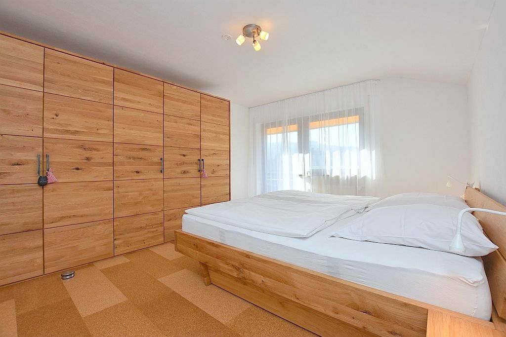 Schlafzimmer Fewo Löwenzahn in Oberstaufen - Sie ist der ideale Ausgangspunkt zum Wandern, Skifahren, Baden/Wassersport, Rad fahren und Wellness und das mittig zwischen Oberstaufen-Zentrum, dem wander- und familienfreundlichen Skigebiet Hündle/Thalkirchdorf und dem Kleinen und Großen Alpsee. - © Patrick Zahn Schlafzimmer Fewo Löwenzahn in Oberstaufen - Sie ist der ideale Ausgangspunkt zum Wandern, Skifahren, Baden/Wassersport, Rad fahren und Wellness und das mittig zwischen Oberstaufen-Zentrum, dem wander- und familienfreundlichen Skigebiet Hündle/Thalkirchdorf und dem Kleinen und Großen Alpsee. - © Patrick Zahn
