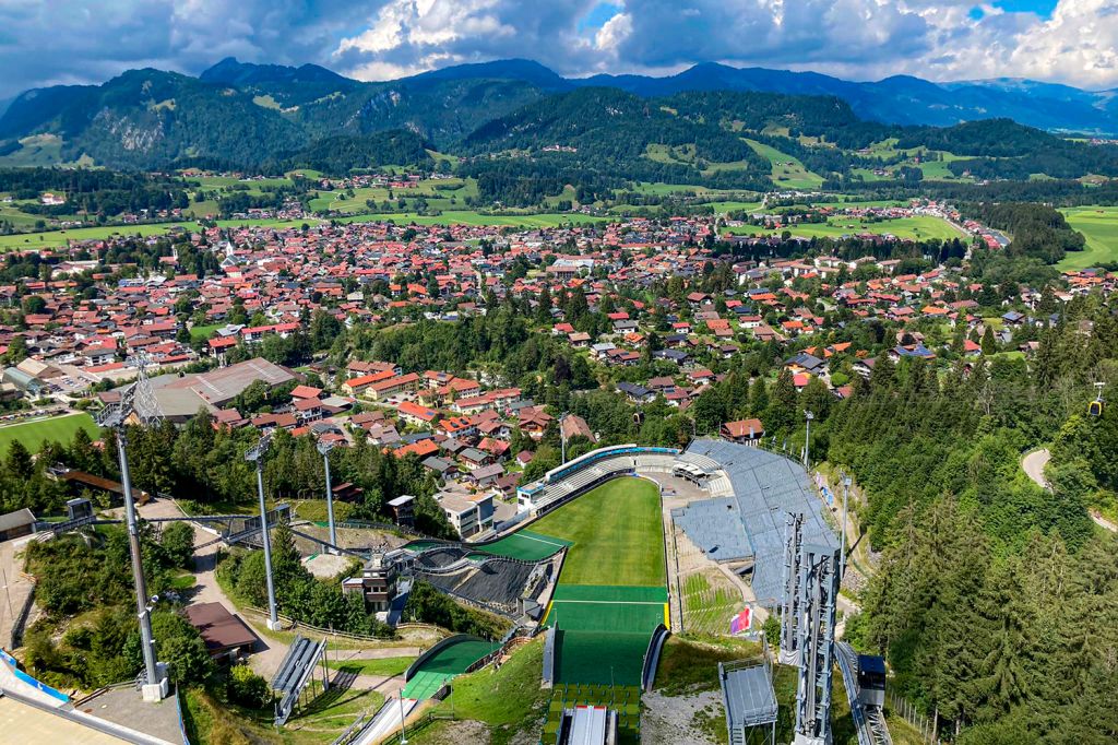 Ausblick über Oberstdorf - Vom Turm der großen Schanze sieht Oberstdorf so aus. - © Maike Tyralla