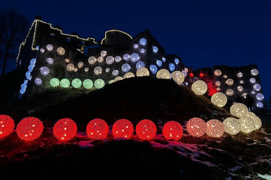 Burg Ehrenberg Lumagica - Die gesamte Burgenwelt gleich einem magischen Lichterpark und bietet zauberhafte und beeindruckende Licht-Installationen, die Du auf einem anderthalb Kilometer langen Rundweg erkunden kannst.  - © Renate Carre / allgaeu_origini auf Instagram