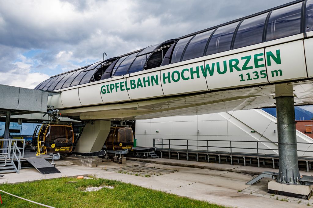Talstation der Gipfelbahn Hochwurzen - Die Talstation der Gipfelbahn Hochwurzen liegt auf einer Höhe von 1.135 Metern. Die Streckenlänge beträgt 2.050 Meter. - © alpintreff.de - Christian Schön Talstation der Gipfelbahn Hochwurzen - Die Talstation der Gipfelbahn Hochwurzen liegt auf einer Höhe von 1.135 Metern. Die Streckenlänge beträgt 2.050 Meter. - © alpintreff.de - Christian Schön