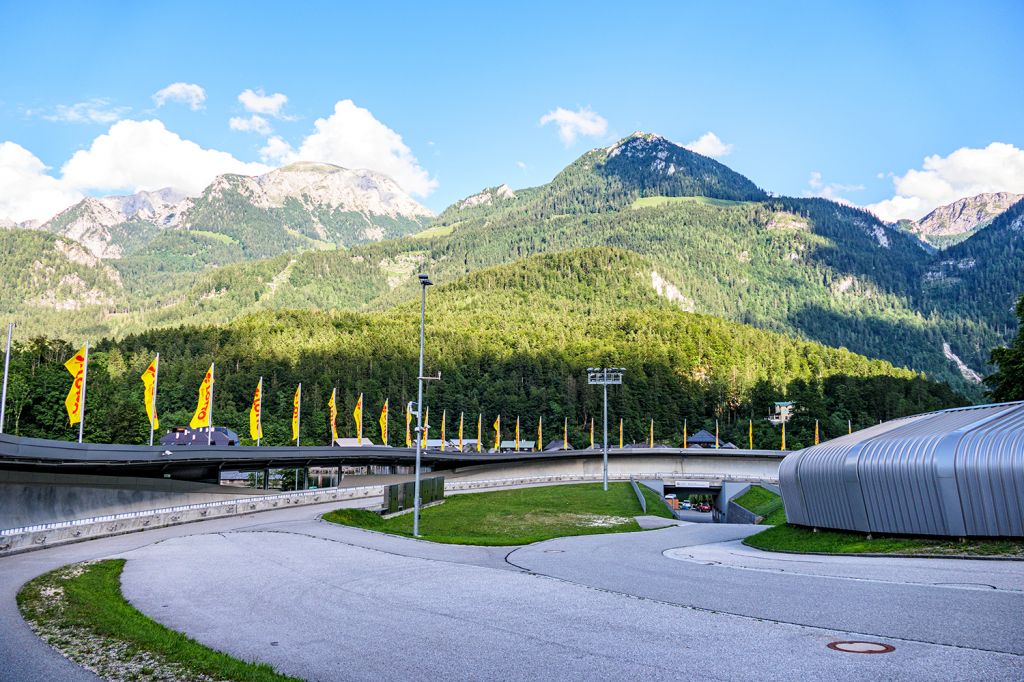 Bobbahn Eisarena Königssee - Schönau - Die Kunsteis-Bobbahn am Königssee wurde am 17. Januar 1960 erstmals in Betrieb genommen hatte eine Gesamtlänge von 1.240 Meter im normalen Bob-Betrieb. - © alpintreff.de - Christian Schön