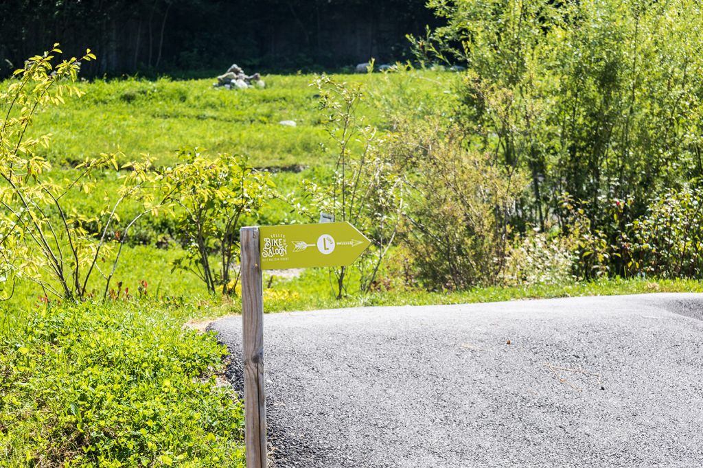 Black Beauty - Der asphaltierte Pumptrack mit dem hübschen Namen Black Beauty ist 500 Meter lang (Fahrbreite: 1,5 Meter) und ist für Bikes, Boards, Skates und Scooter geeignet. Fast lautlos gleitest Du auf glatten Oberflache dahin. - © alpintreff.de - Silke Schön Black Beauty - Der asphaltierte Pumptrack mit dem hübschen Namen Black Beauty ist 500 Meter lang (Fahrbreite: 1,5 Meter) und ist für Bikes, Boards, Skates und Scooter geeignet. Fast lautlos gleitest Du auf glatten Oberflache dahin. - © alpintreff.de - Silke Schön