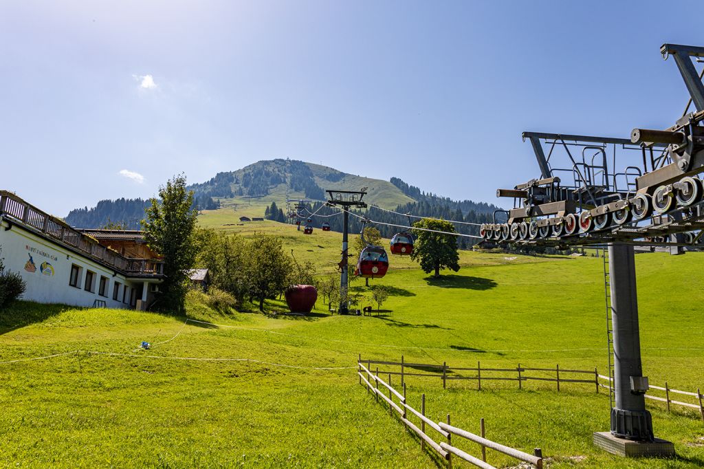 Hohe Salve - Nach der sechsminütigen Fahrt erreichst Du die Hohe Salve mit Anschluss nach Hopfgarten, der Wallfahrtskirche sowie der Gipfelalm mit dem Drehrestaurant. Für die Kinder gibt es Spielmöglichkeiten. - © alpintreff.de - Silke Schön Hohe Salve - Nach der sechsminütigen Fahrt erreichst Du die Hohe Salve mit Anschluss nach Hopfgarten, der Wallfahrtskirche sowie der Gipfelalm mit dem Drehrestaurant. Für die Kinder gibt es Spielmöglichkeiten. - © alpintreff.de - Silke Schön