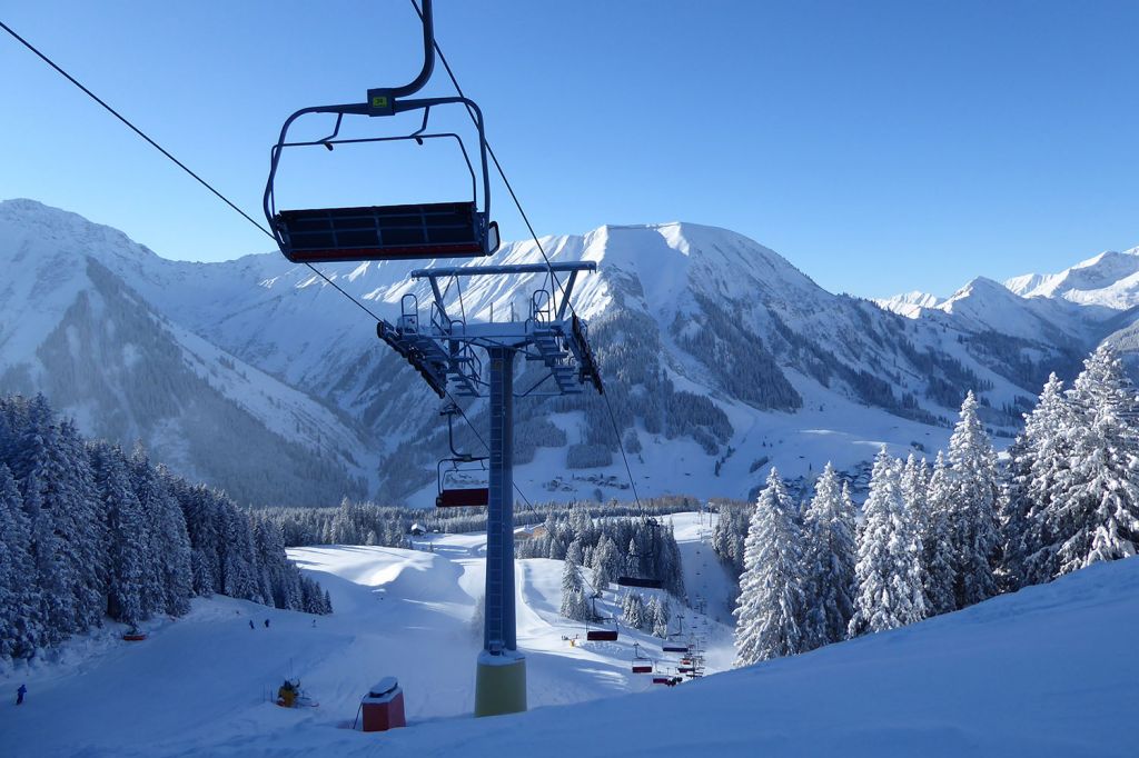 Treffpunkte - Sie führt vom unteren Ortszentrum in Berwang bis hoch zur Heiterwanger Hochalm. Dort oben trifft sich die Bahn mit der Kombibahn Almkopf aus Bichlbach. - © Bergbahnen Berwang Treffpunkte - Sie führt vom unteren Ortszentrum in Berwang bis hoch zur Heiterwanger Hochalm. Dort oben trifft sich die Bahn mit der Kombibahn Almkopf aus Bichlbach. - © Bergbahnen Berwang