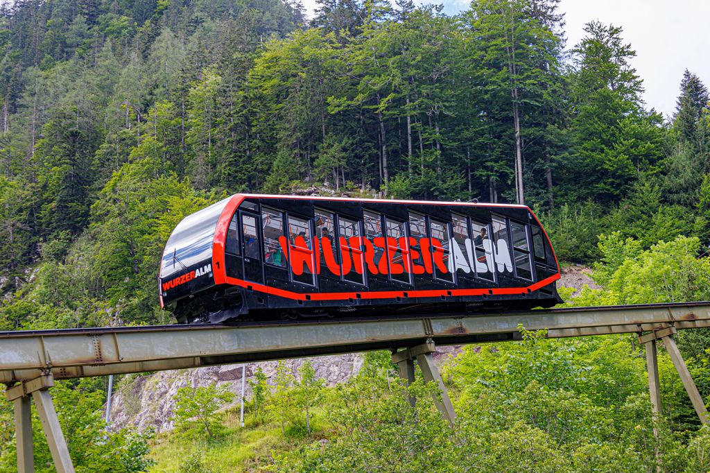 Standseilbahn Wurzeralm - Spital am Pyhrn - Die Standseilbahn wurde 1995 gebaut. 140 Personen passen in eine Bahn, deren Förderleistung bei 1.400 Personen pro Stunde liegt. - © alpintreff.de - Christian Schön