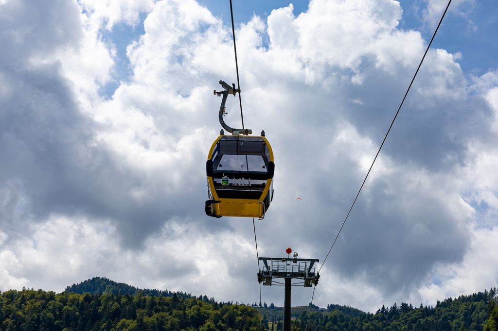 Technische Daten Zwölferhorn-Seilbahn - In eine der Kabinen passen bis zu acht Personen. - © alpintreff.de - Christian Schön Technische Daten Zwölferhorn-Seilbahn - In eine der Kabinen passen bis zu acht Personen. - © alpintreff.de - Christian Schön