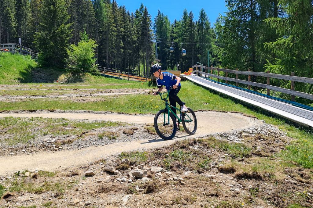 So kommst Du hin - In Treffen am Ossiacher See findest Du die Kanzelbahn. Sie bringt Dich zum Kids Bike Park. Neben diesem gibt es zusätzlich den Fun Park mit Attraktionen. - © Dei Hotel Schönblick So kommst Du hin - In Treffen am Ossiacher See findest Du die Kanzelbahn. Sie bringt Dich zum Kids Bike Park. Neben diesem gibt es zusätzlich den Fun Park mit Attraktionen. - © Dei Hotel Schönblick