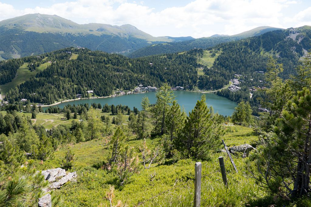 Blick von oben - Wenn Du oben auf der Turracher Höhe stehst (zum Beispiel mit der Bergbahn), ist der Turrachsee komplett zu sehen. - © alpintreff.de - Christian Schön