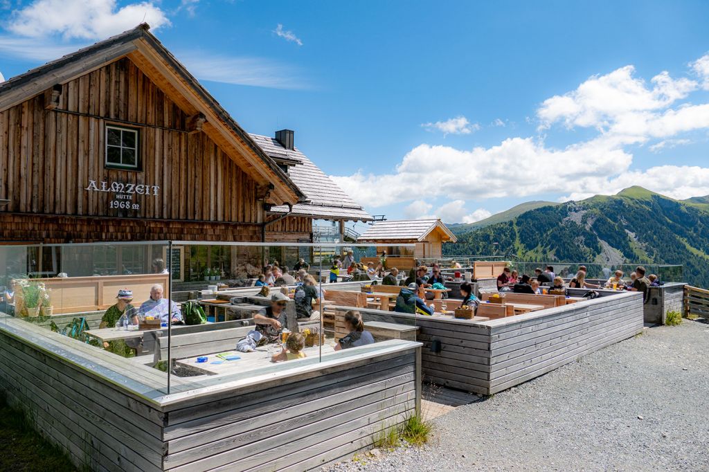 Einkehrschwung - Einkehren kannst Du in der AlmZeit. Von der Sonnenterrasse hast Du einen super Blick auf den Sand- und Wasserspielplatz. - © alpintreff.de - Christian Schön Einkehrschwung - Einkehren kannst Du in der AlmZeit. Von der Sonnenterrasse hast Du einen super Blick auf den Sand- und Wasserspielplatz. - © alpintreff.de - Christian Schön