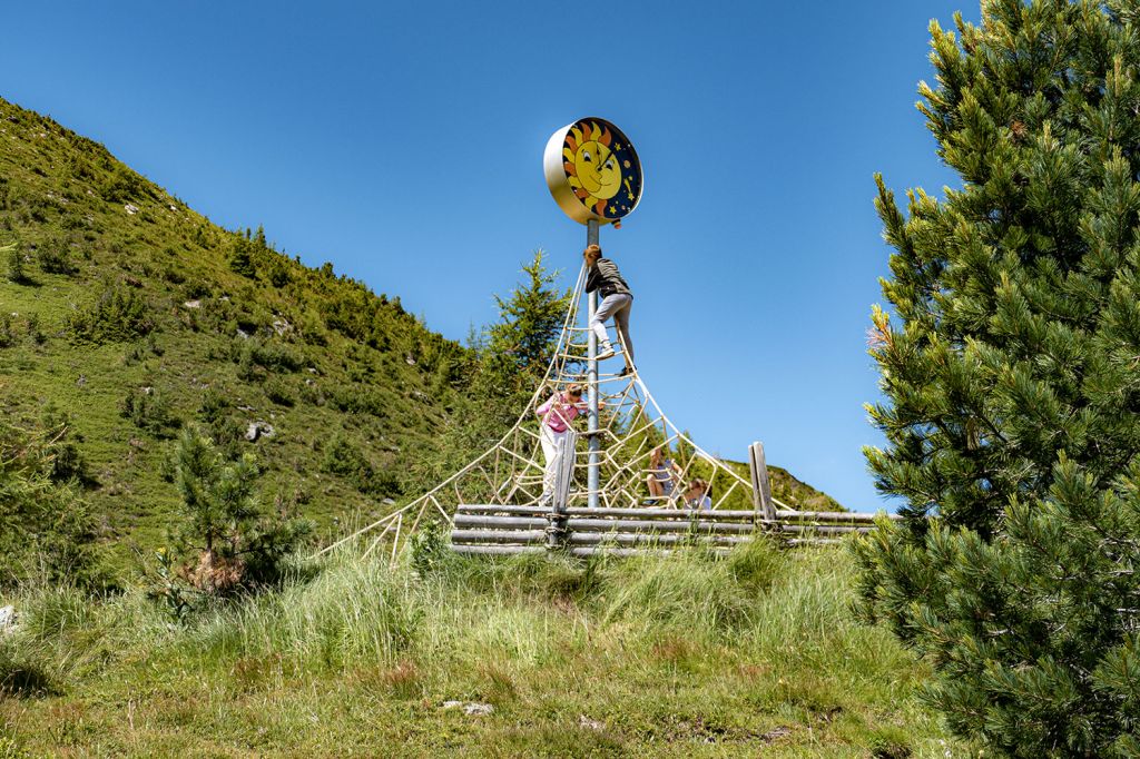 Spielen und klettern - Auf dem Weg gibt es mehrere Spielmöglichkeiten. - © alpintreff.de - Christian Schön