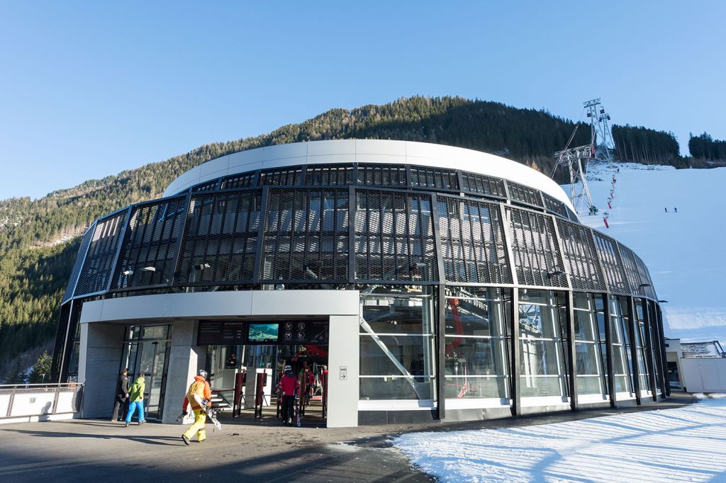 3S Pardatschgratbahn in Ischgl - Nicht ersetzt? Ja - auch richtig. Die zweite Sektion der alten Pardatschgratbahn ist nämlich erhalten geblieben und ermöglicht nun Wiederholungsfahrten bis hin zur alten Mittelstation. Sie heißt jetzt allerdings Pardoramabahn. - © TVB Paznaun - Ischgl