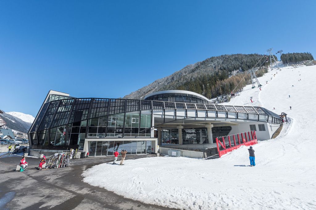 3S Pardatschgratbahn in Ischgl - Aber nun zur Sache: Die Pardatschgratbahn bewältigt insgesamt 1.251 Höhenmeter in einer Sektion. Je 28 Personen haben in einer Kabine Platz und insgesamt können pro Stunde 2.800 Personen transportiert werden. - © TVB Paznaun - Ischgl 3S Pardatschgratbahn in Ischgl - Aber nun zur Sache: Die Pardatschgratbahn bewältigt insgesamt 1.251 Höhenmeter in einer Sektion. Je 28 Personen haben in einer Kabine Platz und insgesamt können pro Stunde 2.800 Personen transportiert werden. - © TVB Paznaun - Ischgl
