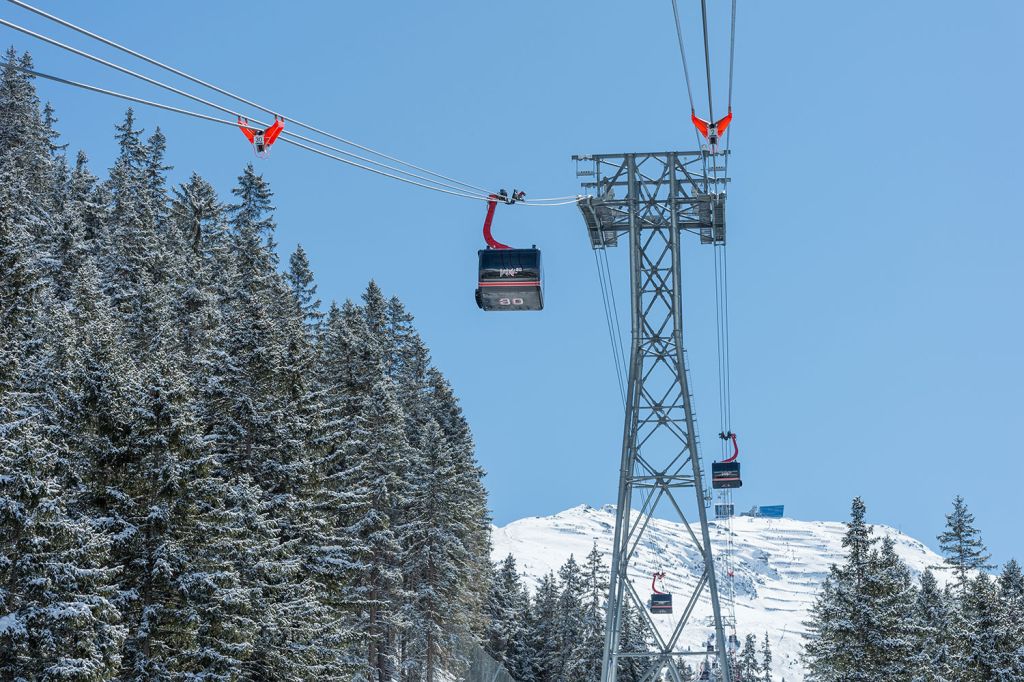 3S Pardatschgratbahn in Ischgl - Bis zu 60m hoch sind übrigens die Stützen der Pardatschgratbahn. Insgesamt hat sie sechs Stützen. - © TVB Paznaun - Ischgl