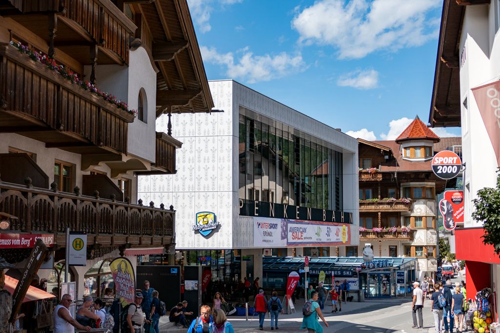 3S Penkenbahn in Mayrhofen - Das Gebäude der Talstation ist recht puristisch und passt gerade einmal so in die Baulücke hinein. - © alpintreff.de / christian Schön