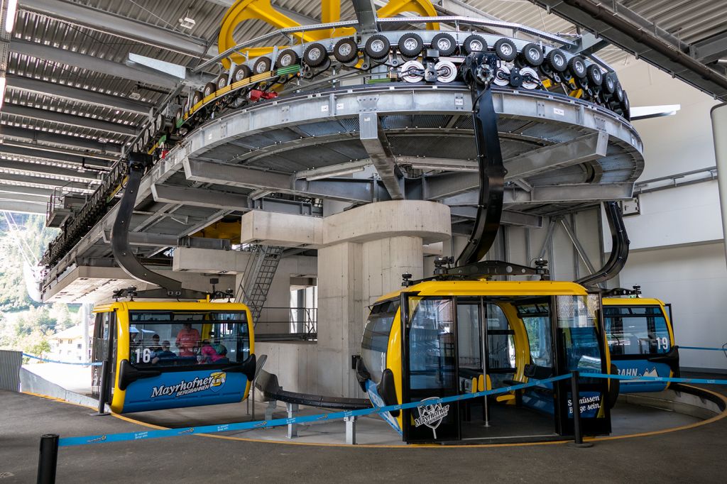 3S Penkenbahn in Mayrhofen - Die Ausmaße der Talstation sind entsprechend groß. Insgesamt hat die Talstation innen leider sehr viel Betoncharme. - © alpintreff.de / christian Schön