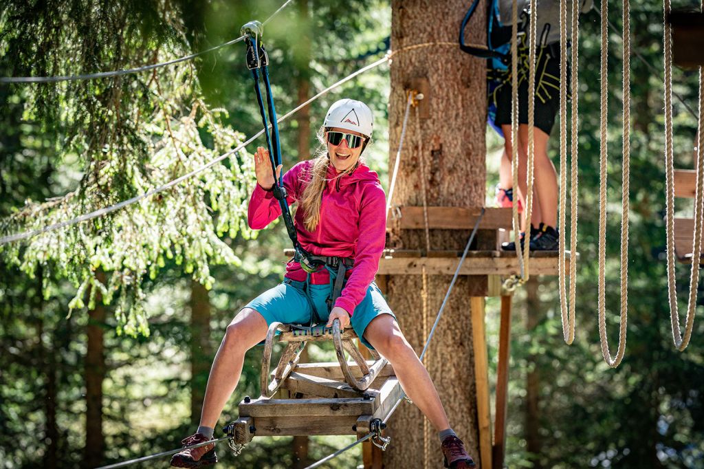 Einfach treiben lassen - Der längste Flying Fox ist 110 Meter lang und Du fliegst über die Rosanna. - © TVB St. Anton, Patrick Bätz Einfach treiben lassen - Der längste Flying Fox ist 110 Meter lang und Du fliegst über die Rosanna. - © TVB St. Anton, Patrick Bätz