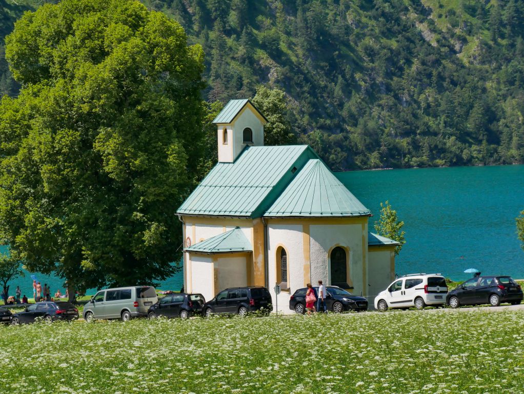 Achensee - Tirol - Die Faszination des Achensees haben auch die Menschen vor fast 130 Jahren gespürt. Und so fuhr bereits 1887 das erste Dampfschiff über den Achensee. Die Seehofkapelle steht am Ostufer. - © alpintreff.de - Christian Schön