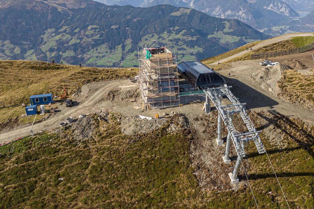 Neue Sesselbahn Alpbachtal - Die kuppelbare Sesselbahn von Leitner ersetzt den alten fix geklemmten Vierersessel Hornlift 2000 und führt bis zu einer Seehöhe von 2.025 Metern und damit wie auch die Vorgängeranlage auf das Dach des Skiverbunds Ski Juwel Alpbachtal Wildschönau.  - © Ski Juwel Alpbachtal Wildschönau - Gabriele Grießenböck