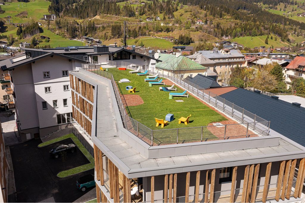 Dachterrasse Hotel BLÜ - Allein die Dachterrasse mit Ausblick über Bad Hofgastein überzeugt die Wellness-Freunde. - © Hotel BLÜ