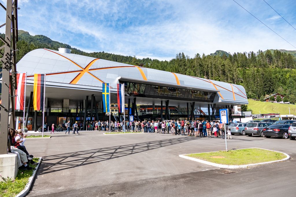 Talstation Schlossalmbahn I in Bad Hofgastein - Beginnen wir mit der Talstation der Schlossalmbahn in Bad Hofgastein. Man kann schon sagen, dass einiges los ist - auch im Sommer. - © alpintreff.de - Christian Schön