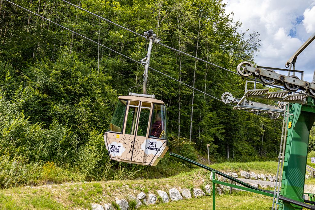 Abbremsen an der Katrin-Seilbahn - Die Einseilumlaufbahn hat eine Streckenlänge von 2.490 Metern. Während der Fahrt legst Du 941 Höhenmeter zurück und bist knapp 12 Minuten unterwegs. - © alpintreff.de - Christian Schön