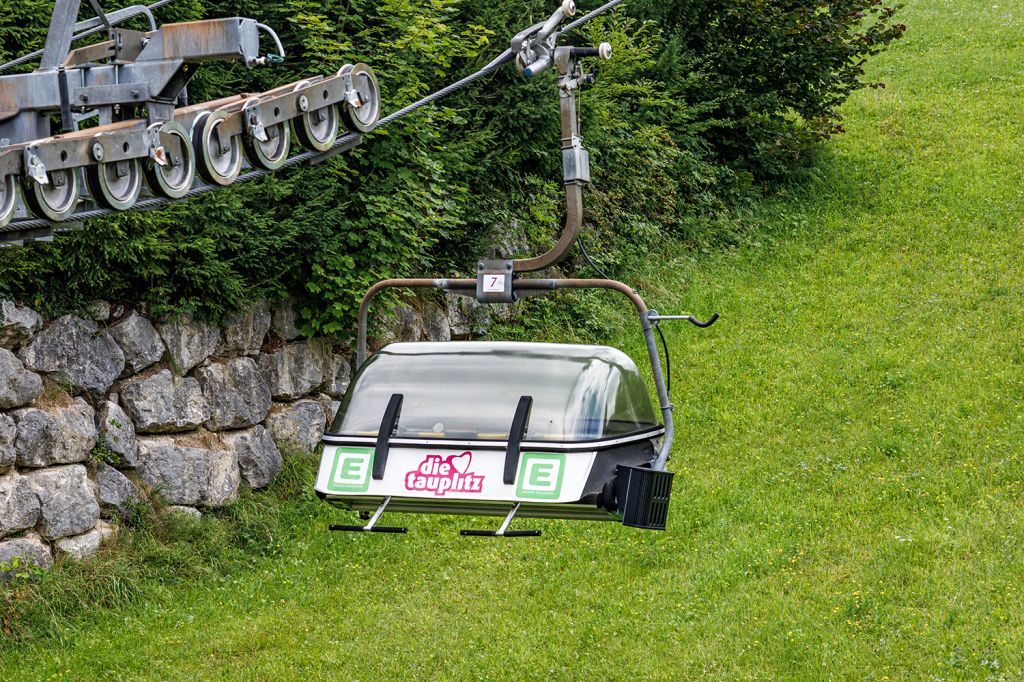 Sesselbahn Tauplitz 1 - Oben schließt sich die zweite Sektion an. Ein Sessel bietet Platz für vier Personen, welche durch die Haube vor der Witterung geschützt sind.  - © alpintreff.de - Christian Schön