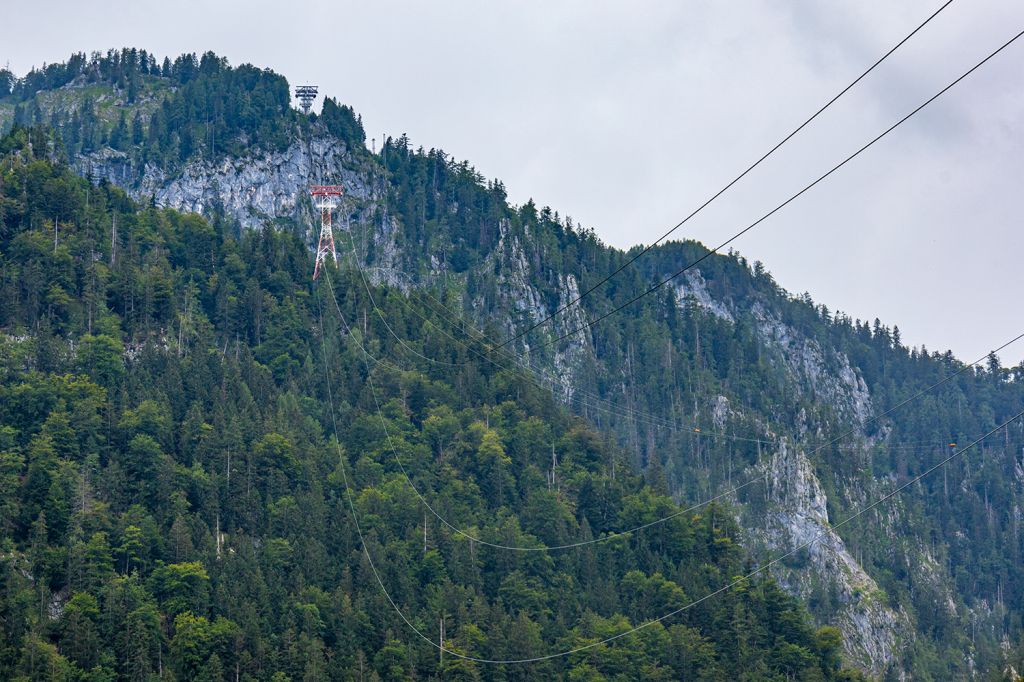 Aktivitäten Feuerkogel - Die Feuerkogelseilbahn in Ebensee ist als einzige Anlage im Gebiet Feuerkogel ganzjährig in Betrieb.
Sie erschließt im Sommer ein Wandergebiet und für Mountainbiker gibt es eine „Downhill-Strecke“, wie das Sommerpanorama es nennt. Darüber hinaus gibt es zwei Paragleiter-Startplätze und einen Startplatz für Drachenflieger. Am Alberfeldkogel gibt es einen Klettersteig. - © alpintreff.de - Christian Schön Aktivitäten Feuerkogel - Die Feuerkogelseilbahn in Ebensee ist als einzige Anlage im Gebiet Feuerkogel ganzjährig in Betrieb.
Sie erschließt im Sommer ein Wandergebiet und für Mountainbiker gibt es eine „Downhill-Strecke“, wie das Sommerpanorama es nennt. Darüber hinaus gibt es zwei Paragleiter-Startplätze und einen Startplatz für Drachenflieger. Am Alberfeldkogel gibt es einen Klettersteig. - © alpintreff.de - Christian Schön