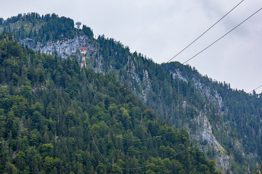 Aktivitäten Feuerkogel - Die Feuerkogelseilbahn in Ebensee ist als einzige Anlage im Gebiet Feuerkogel ganzjährig in Betrieb.

Sie erschließt im Sommer ein Wandergebiet und für Mountainbiker gibt es eine „Downhill-Strecke“, wie das Sommerpanorama es nennt. Darüber hinaus gibt es zwei Paragleiter-Startplätze und einen Startplatz für Drachenflieger. Am Alberfeldkogel gibt es einen Klettersteig.  - © alpintreff.de - Christian Schön