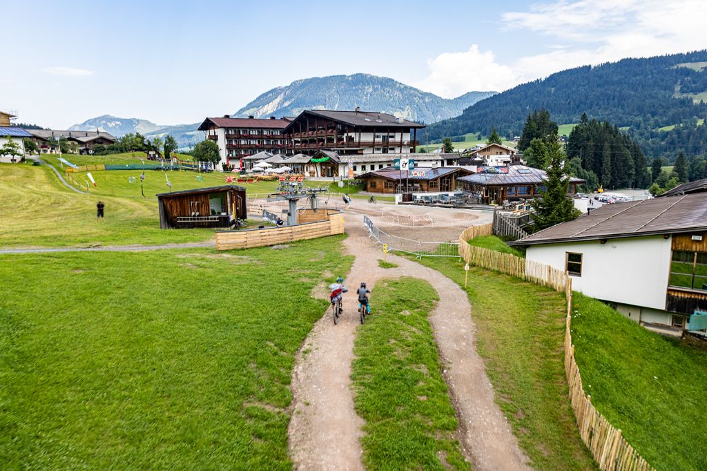 Üben üben üben - Ein weitere Bestandteil der im August 2021 eröffneten Bike Area ist der Pumptrack, ebenfalls neben der Bergbahn. - © alpintreff.de - Silke Schön