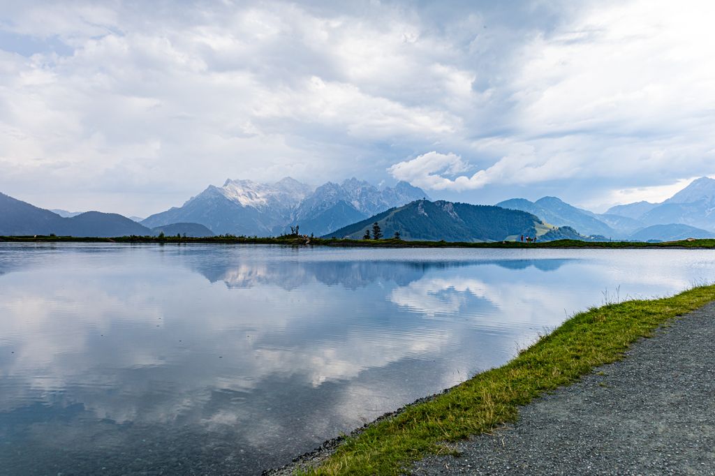 Wolkenverhangene Aussichten - Du kommst auf direktem Weg am Kinderspielparadies Timoks Wilde Welt vorbei. Um den Streubödensee verläuft ein kinderwagenfreundlicher Weg. - © alpintreff.de - Silke Schön