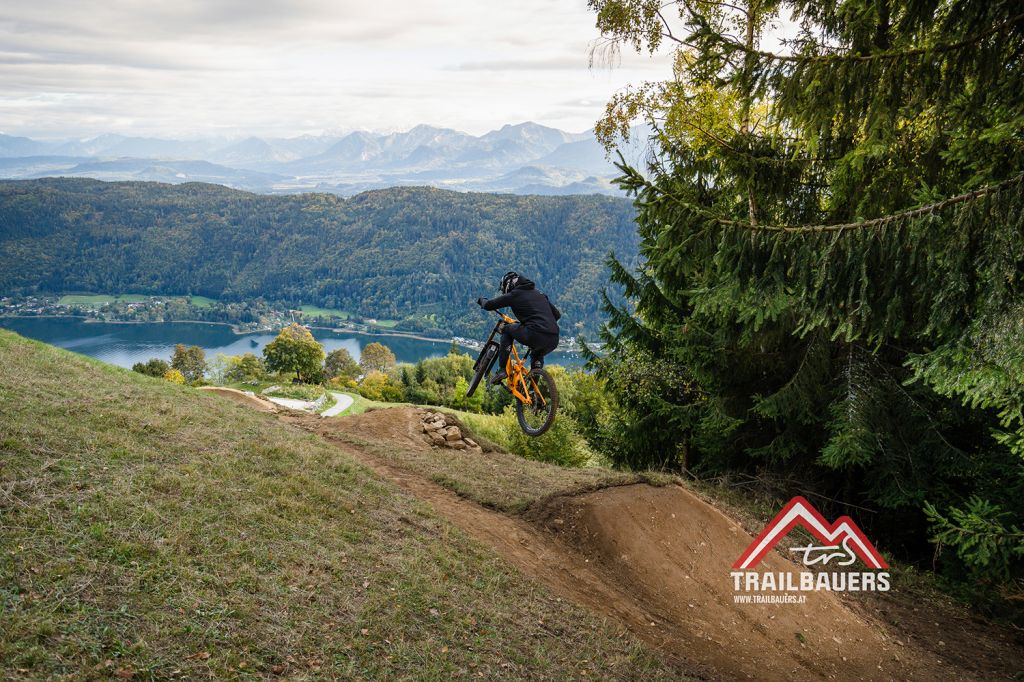 Sprünge und  - Der neue Trail startet an der Kanzelhöhe, der Bergstation der Kanzelbahn. Ziel ist deren Talstation. - © Mathias Prägant