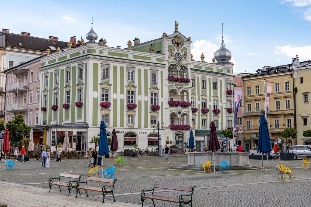 Rathaus in Gmunden am Traunsee - Reich an farbenprächtigem Blumenschmuck zeigt sich das Gmundener Rathaus am Rathausplatz. Unten befindet sich ein Cafe. - © alpintreff.de - Christian Schön