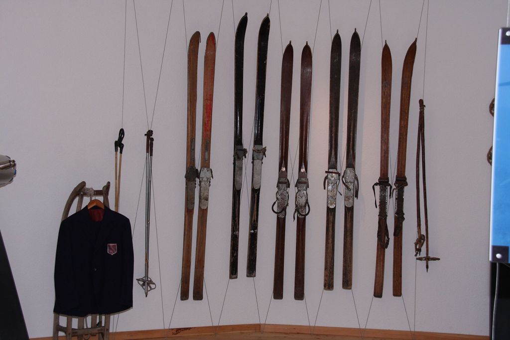 Seilbahnmuseum - Ischgl - Alte Skier - mit heutiger Technik nicht mehr zu vergleichen. - © TVB Paznaun-Ischgl