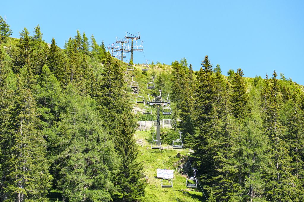 Neubau in Sicht - Die etwas in die Jahre gekommene Sesselbahn wird möglicherweise 2023 durch eine moderne Gondelbahn ersetzt. In 2022 ist die Bahn im Sommer in Betrieb. - © alpintreff.de - Christian Schön Neubau in Sicht - Die etwas in die Jahre gekommene Sesselbahn wird möglicherweise 2023 durch eine moderne Gondelbahn ersetzt. In 2022 ist die Bahn im Sommer in Betrieb. - © alpintreff.de - Christian Schön