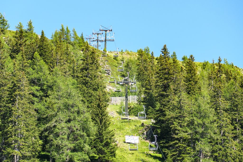 Neubau in Sicht - Die etwas in die Jahre gekommene Sesselbahn wird möglicherweise 2023 durch eine moderne Gondelbahn ersetzt. In 2022 ist die Bahn im Sommer in Betrieb. - © alpintreff.de - Christian Schön