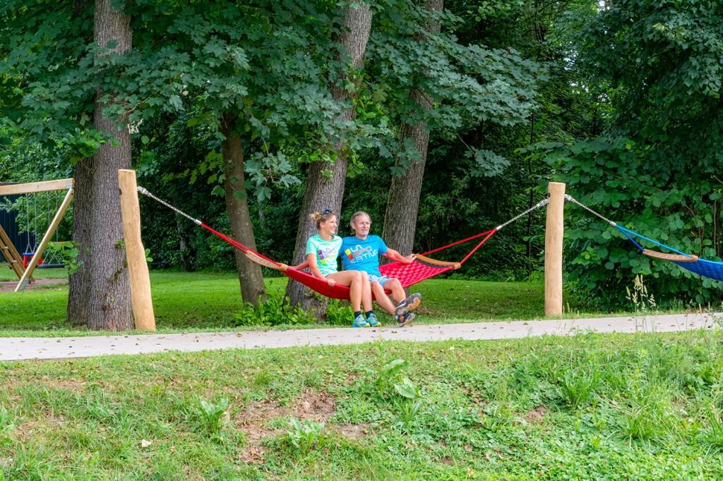 Innehalten und treiben lassen - Während des gesamten Slow Trails kommst Du an zahlreichen Schaukeln vorbei: am See, im Wald, am Wegesrand. - © Wörthersee Tourismus, fatzi.at