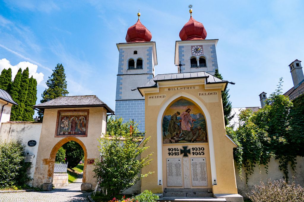 Weg zur Stiftskirche - Nach dem Jesuitenverbot von 1773 wurde auch der Millstätter Jesuitenorden aufgehoben und die etwa 15 Jesuiten mussten Millstatt verlassen. - © alpintreff.de - Christian Schön Weg zur Stiftskirche - Nach dem Jesuitenverbot von 1773 wurde auch der Millstätter Jesuitenorden aufgehoben und die etwa 15 Jesuiten mussten Millstatt verlassen. - © alpintreff.de - Christian Schön